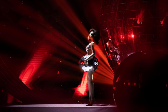 Đỗ Thị Hà 'quậy đục nước' trên sàn diễn dù đầu gối đang phải băng bó Ảnh 2