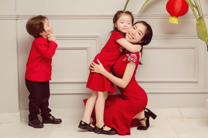 Các con luôn ủng hộ mẹ có tình mới để xứng đáng được hạnh phúc hơn nhưng thời gian này cô muốn dành hoàn toàn thời gian chăm các con và cho công việc.