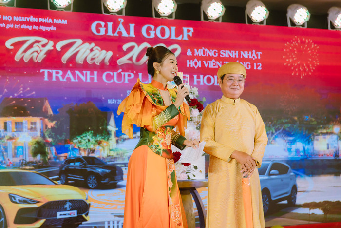 MC Hải Anh đảm nhận vai trò cầm trịch trong giải golf Tất niên 2022 của dòng họ Nguyễn phía Nam tranh cúp Little Hoian.