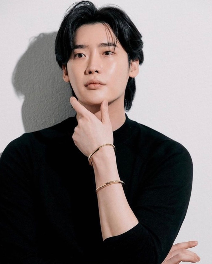 Leee Jong Suk từng tiết lộ giữa anh và IU không hề nói chuyện riêng với nhau một lần nào sau camera vì không hợp tính cách.