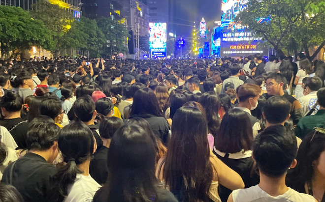 Người Sài Gòn háo hức ra phố đi bộ Nguyễn Huệ chờ xem CL biểu diễn tại Countdown đếm ngược mừng năm mới Ảnh 2