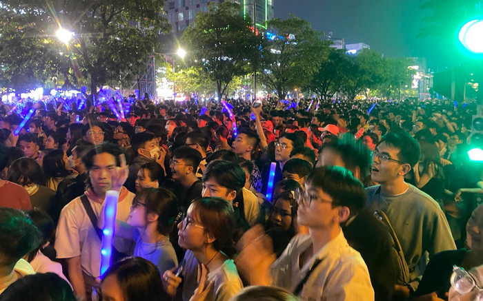Đông nghẹt người ở phố đi bộ Nguyễn Huệ chờ countdown: Bãi xe không còn chỗ, giới trẻ háo hức 'lên đồ' Ảnh 2