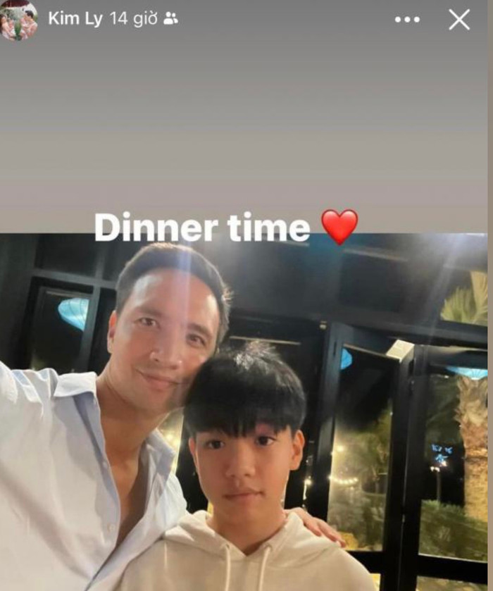 Cả hai nở nụ cười vui vẻ và khoác vai nhau cực thân thiết kèm dòng chú thích: 'Dinner time'. Khoảnh khắc Kim Lý thân thiết bên con riêng của vợ đã nhận được cơn mưa lời khen từ khán giả.