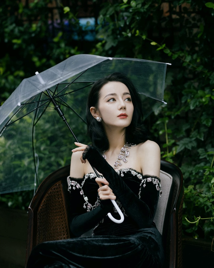 Địch Lệ Nhiệt Ba gây bất ngờ khi tiết lộ chuyện không mua nhà.&nbsp;