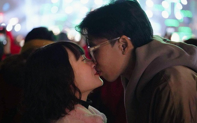 Người dân Thủ đô vỡ òa trong khoảnh khắc chuyển giao năm mới với âm thanh, ánh sáng hoành tráng Ảnh 2