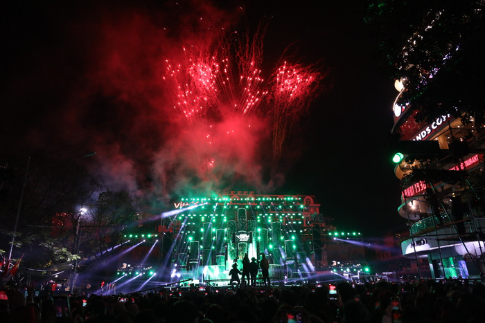 Người dân thủ đô trong khoảnh khắc chuyển giao năm mới với âm thanh và ánh sáng hoành tráng