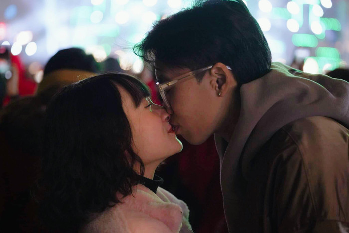 Đúng thời khắc chuyển giao năm mới, nhiều bạn trẻ cũng tranh thủ trao nhau những nụ hôn ngọt ngào