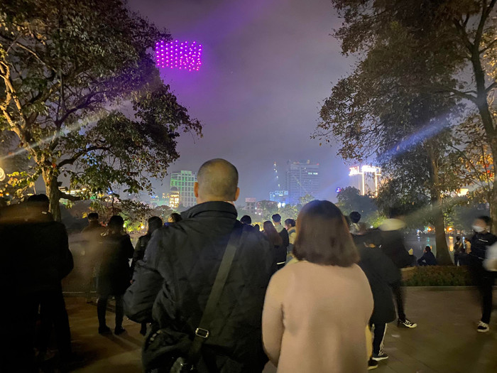 Do năm nay đón chào năm mới 2023 Hà Nội không tổ chức bắn pháo hoa nên những chiếc máy bay không người lái này cũng sẽ tạo nên những hiệu ứng ánh sáng như những chùm pháo hoa rực sáng trên bầu trời Thủ đô.