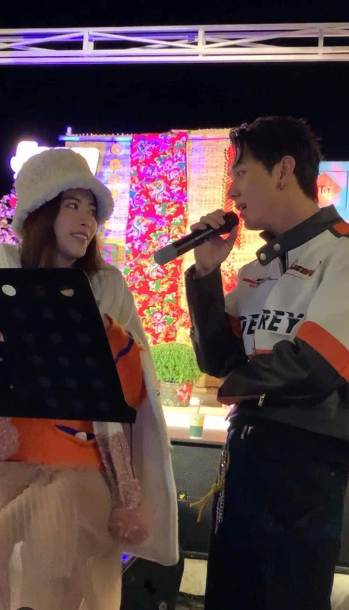 Fan 'soi' được trang phục của cả hai có nhiều nét tương đồng, trông chẳng khác gì đồ đôi.