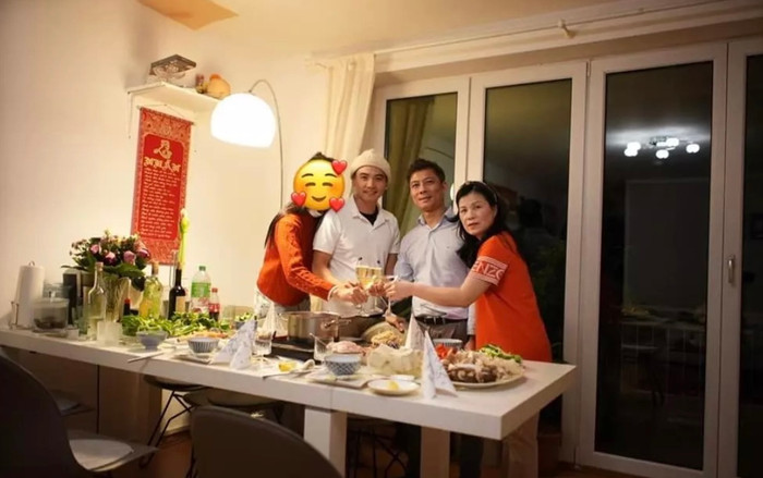 Trên trang cá nhân của T.K - bạn trai tin đồn củạ H’Hen Niê đã đăng tải loạt ảnh sum vầy cùng gia đình trước thềm đón năm mới 2023.