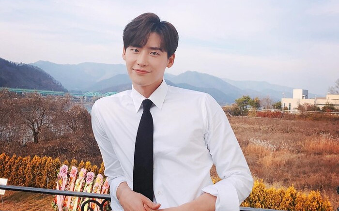 Sau khi xác nhận hẹn hò với IU, Lee Jong Suk bất ngờ viết tâm thư xin lỗi fan Ảnh 2