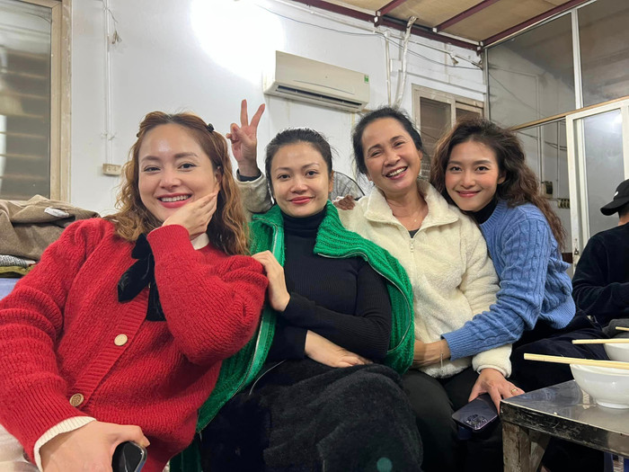 NSND Lan Hương chia sẻ ảnh chụp cùng 'hội con dâu' trong phim mới.