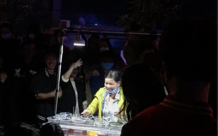 'Sáng' nhất countdown tối qua lại là cô bán trà tắc: Khoảnh khắc đáng yêu 'quẩy' theo nhạc Ảnh 2