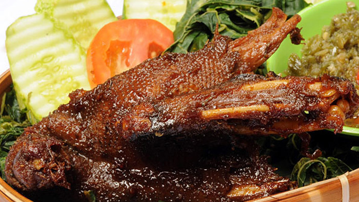 Bebek goreng được người dân khắp nước yêu thích, thường ăn kèm cơm, rau tươi như bắp cải, dưa chuột...