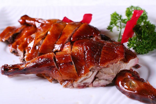 Vịt quay Bắc Kinh hấp dẫn nhờ lớp da giòn, có màu sắc đẹp mắt
