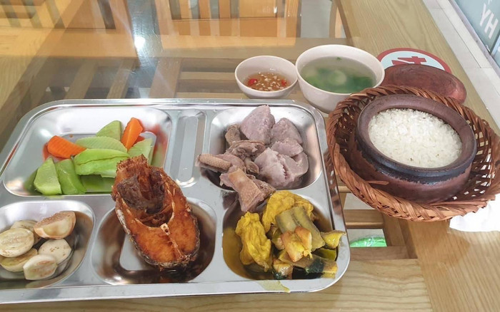 Dân tình 'sửng sốt' trước phần cơm ven đường cao tốc chỉ 50.000 đồng chuẩn cơm mẹ nấu Ảnh 2