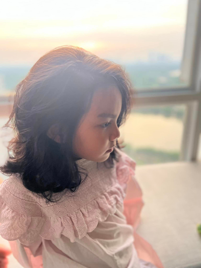 Cô hào hứng chia sẻ về lí do ái nữ thứ hai vắng mặt trong ảnh chụp chung với gia đình: 'Vì lí do bận ngủ xuyên từ năm cũ qua năm mới'