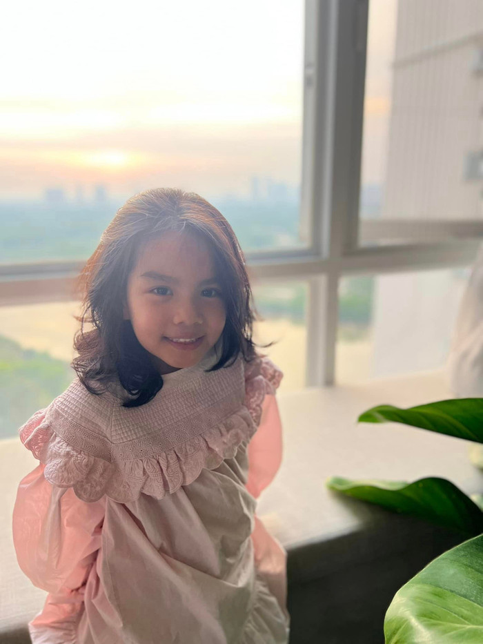 'Gia đình xin bổ sung hai tấm hình này thay cho sự vắng mặt ở tấm hình trên cùng, nếu không buổi sáng đầu tiên của năm mới mặt người ta lại sưng lên vì dỗi', nữ ca sĩ vui vẻ nói thêm