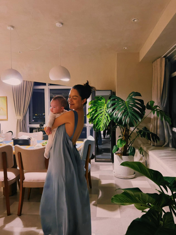 Bỏ qua mọi ồn ào đời tư không đáng có, nữ ca sĩ vẫn đang tận hưởng cuộc sống 'mẹ bỉm' bên cạnh bạn trai và các con