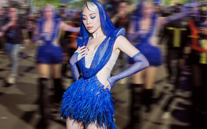 Giao lưu với khán giả trong lúc di chuyển, Tóc Tiên khiến fan 'đã con mắt' với màn catwalk thần sầu Ảnh 2