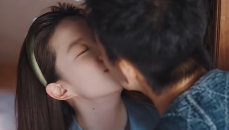 Cảnh hôn của Lưu Diệc Phi trong phim mới khiến nhiều người thích thú.