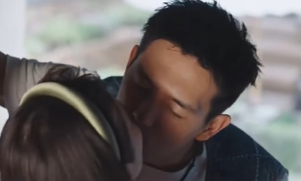 Lộ ảnh Lưu Diệc Phi khóa môi bạn trai cực ngọt, fan mong sớm công khai Ảnh 2