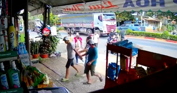 Người dân 'tóm sống' nam thanh niên rồi đưa vào bên trong tiệm tạp hóa chờ lực lượng chức năng đến giải quyết. Ảnh cắt từ clip