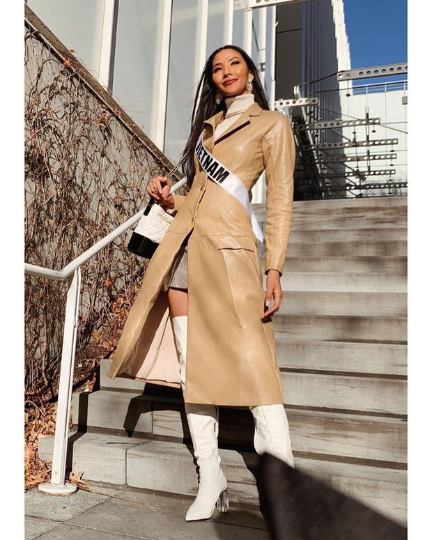 Hoàng Thuỳ cũng lựa chọn boots trắng trong một lần xuất hiện trên đường phố xứ cờ hoa. 