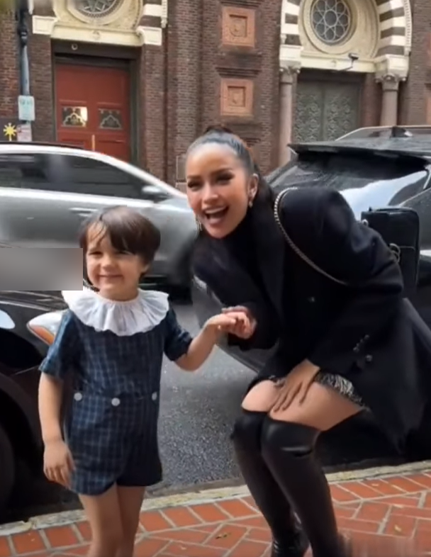 Cô được xin chụp ảnh cùng khi đang dạo phố tại New Orleans. Trong khi bé fan còn ngại ngùng thì Ngọc Châu đã tạo dáng 'cute phô mai que'.