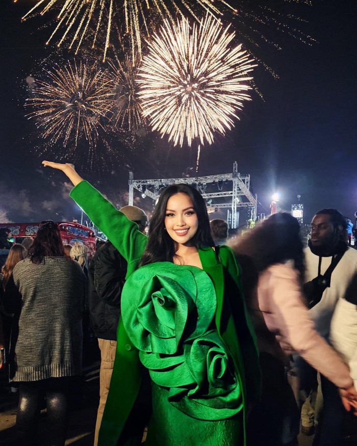 Ở những góc chụp khác, gương mặt của nàng hậu vẫn rất cân đối.