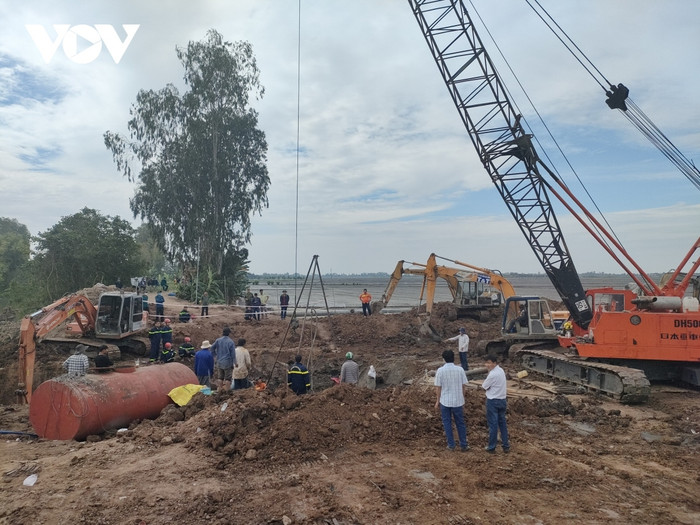 Sau nhiều giờ tìm kiếm nhưng lực lượng chức năng vẫn chưa thể tiếp cận nạn nhân