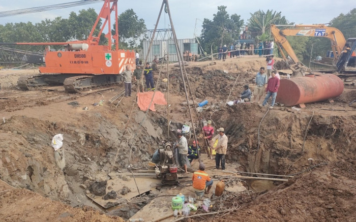 Diễn biến mới vụ bé trai rơi xuống trụ bê tông sâu 35m ở Đồng Tháp Ảnh 2