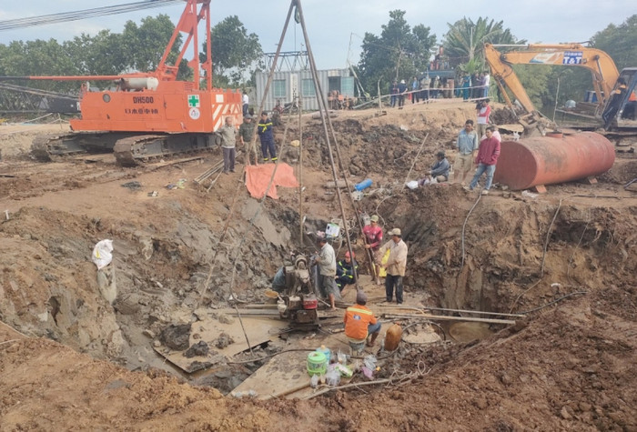 Hiện tại, lực lượng cứu hộ cứu nạn đã tạm dừng tìm kiếm để chờ các phương tiện, kỹ thuật khác giải cứu bé trai