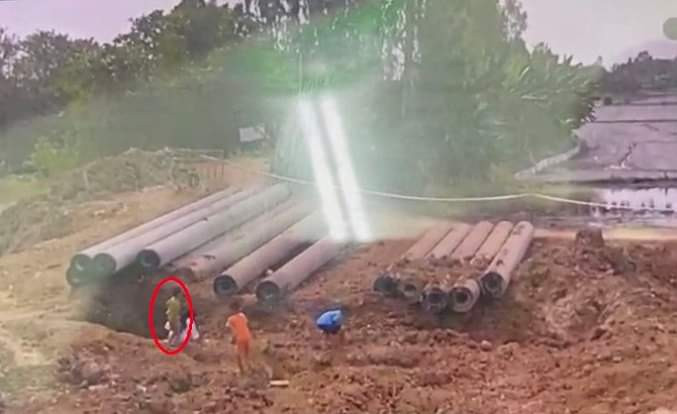 Vụ bé trai rơi xuống trụ bê tông ở Đồng Tháp sâu 35m 5 Vụ bé trai rơi xuống trụ bê tông ở Đồng Tháp sâu 35m: Đưa camera hồng ngoại xuống nhưng chỉ thấy bùn đất Ảnh 1