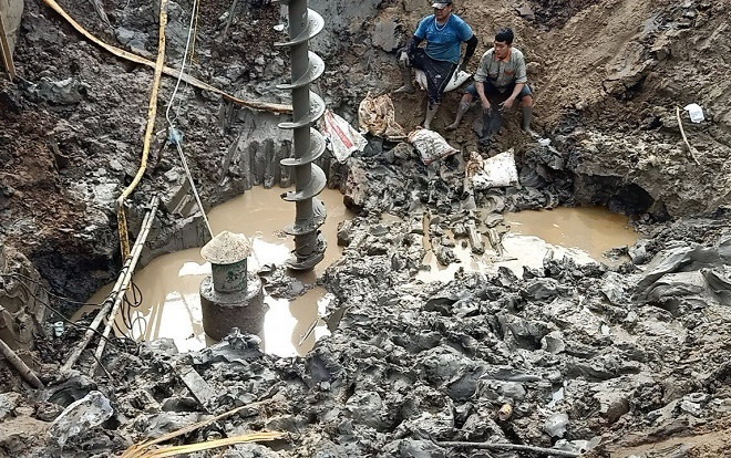 Vụ bé trai rơi xuống trụ bê tông ở Đồng Tháp sâu 35m: Đưa camera hồng ngoại xuống nhưng chỉ thấy lớp đất Ảnh 2