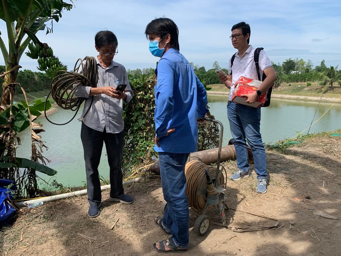 Vụ bé trai rơi xuống trụ bê tông ở Đồng Tháp sâu 35m 6 Vụ bé trai rơi xuống trụ bê tông ở Đồng Tháp sâu 35m: Đưa camera hồng ngoại xuống nhưng chỉ thấy bùn đất Ảnh 2