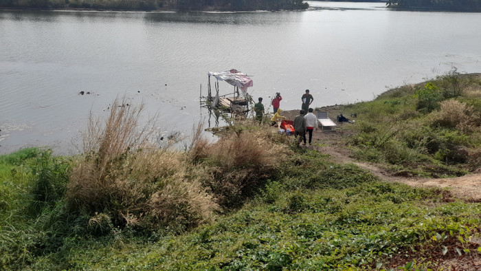 Sau 1 đêm tìm kiếm, thi thể nạn nhân đã được tìm thấy. (Ảnh: Thanh Niên) 