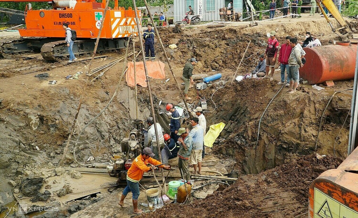 Hơn 50 giờ trôi qua, lực lượng cứu hộ vẫn không ngừng nỗ lực chạy đua với thời gian hy vọng phép màu sẽ đến với cháu bé 