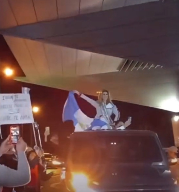 Ivana Batchelor xuất hiện trên xế hộp xịn, được fan vây quanh trước khi lên đường chinh chiến tại Miss Universe 2022.