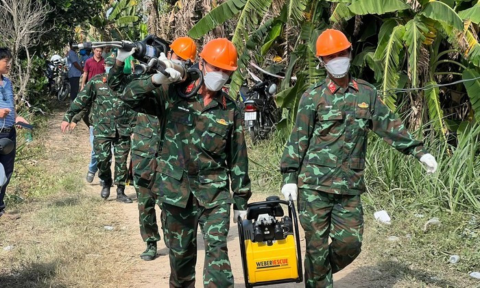 Lực lượng công binh thuộc Quân khu 9 mang thiết bị chuyên dụng đến hiện trường. (Ảnh: Công Thương).