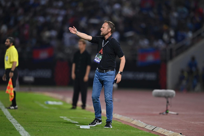 HLV Polking đã giúp Thái Lan hạ Campuchia 3-1, qua đó xếp nhất bảng A.