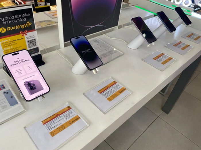 Các model iPhone cũ như iPhone 11 Pro Max và iPhone 12 Pro Max cũng được giảm chỉ còn từ 11,29 triệu đồng và 17,29 triệu đồng