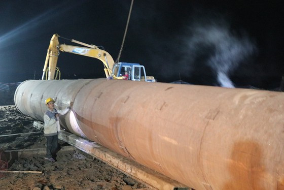 Ống thép được chuẩn bị để giải cứu bé trai. (Ảnh: SGGP).