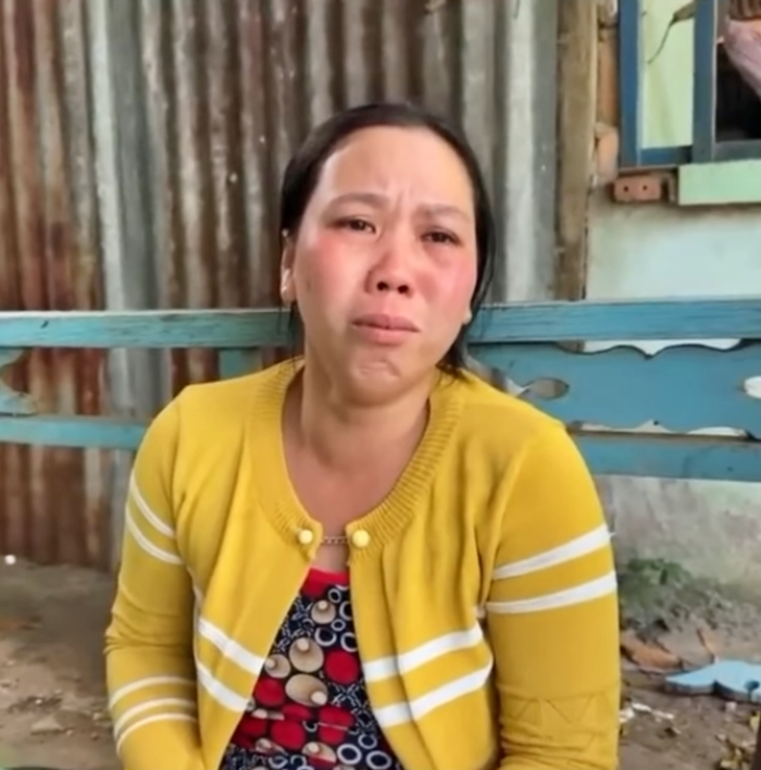 Mẹ bé trai bật khóc nức nở vì quá thương con.