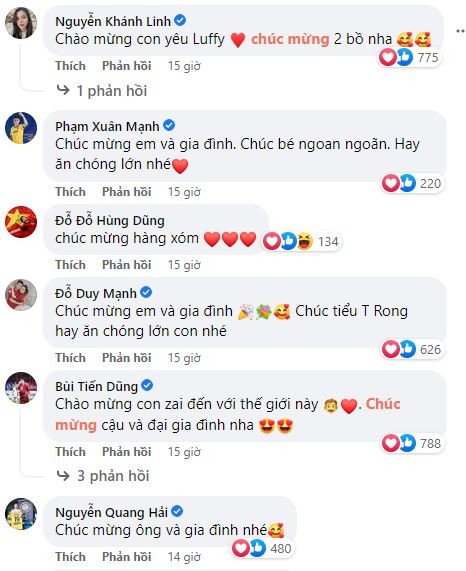 Tất cả đều không giấu khỏi sự hào hứng và hạnh phúc khi chứng kiến nam cầu thủ đã lên chức bố