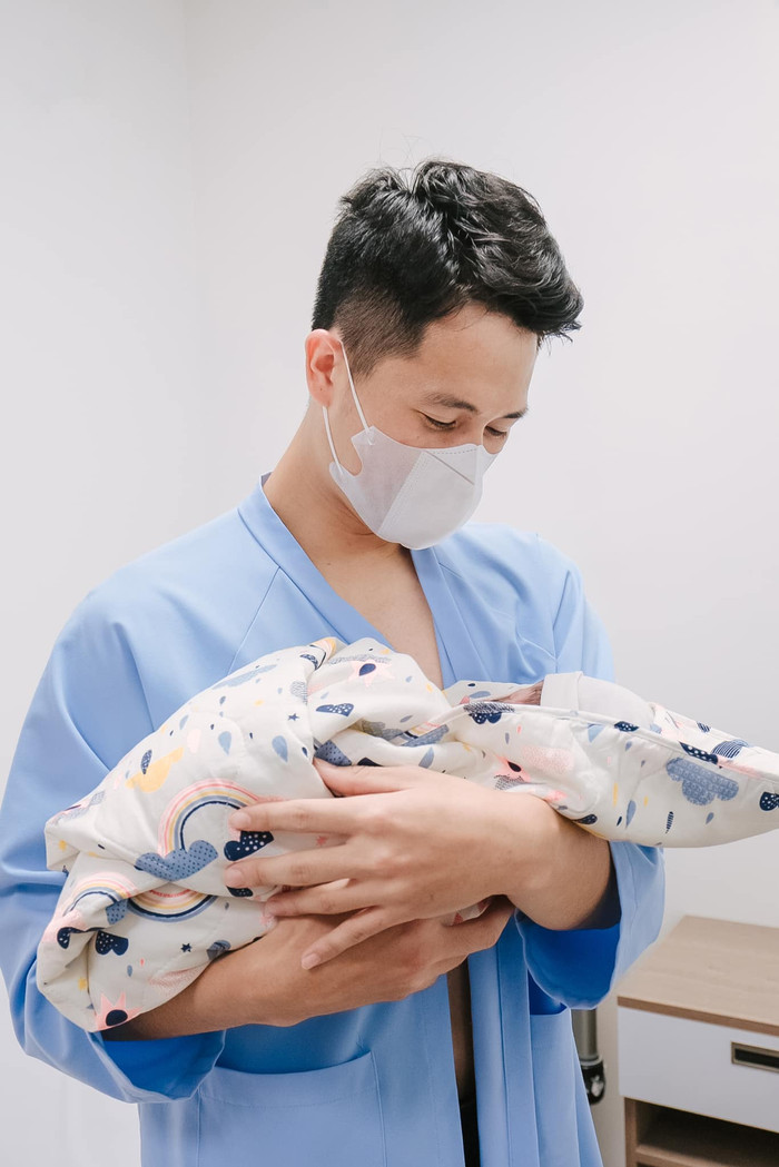 Anh hạnh phúc bế con trên tay