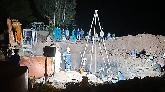 Những ngày qua, đội cứu hộ và lực lượng chức năng vẫn đang túc trực tại hiện trường để gấp rút cứu trợ bé Hạo Nam