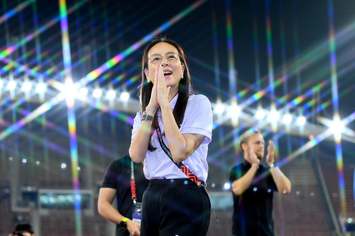 Sau khi Thái Lan thắng Campuchia với tỷ số 3-1, nữ tỷ phú Madam Pang công bố khoản thưởng 5 triệu baht cho toàn đội.