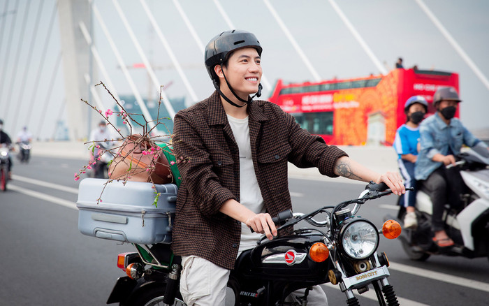 Anh Tú ra mắt MV 'Mừng Con Về Nhà' nói lên nỗi lòng những người xa quê Ảnh 2