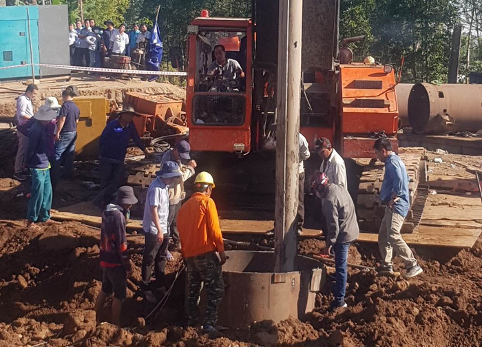 Đến khoảng 8h40 hôm nay (3/1), hoàn thành công đoạn đóng ống lồng ngoài, chuyển sang lấy đất từ lồng ống thép ra ngoài, để chuẩn bị kéo trụ bê tông lên mặt đất. Ảnh: VietNamNet